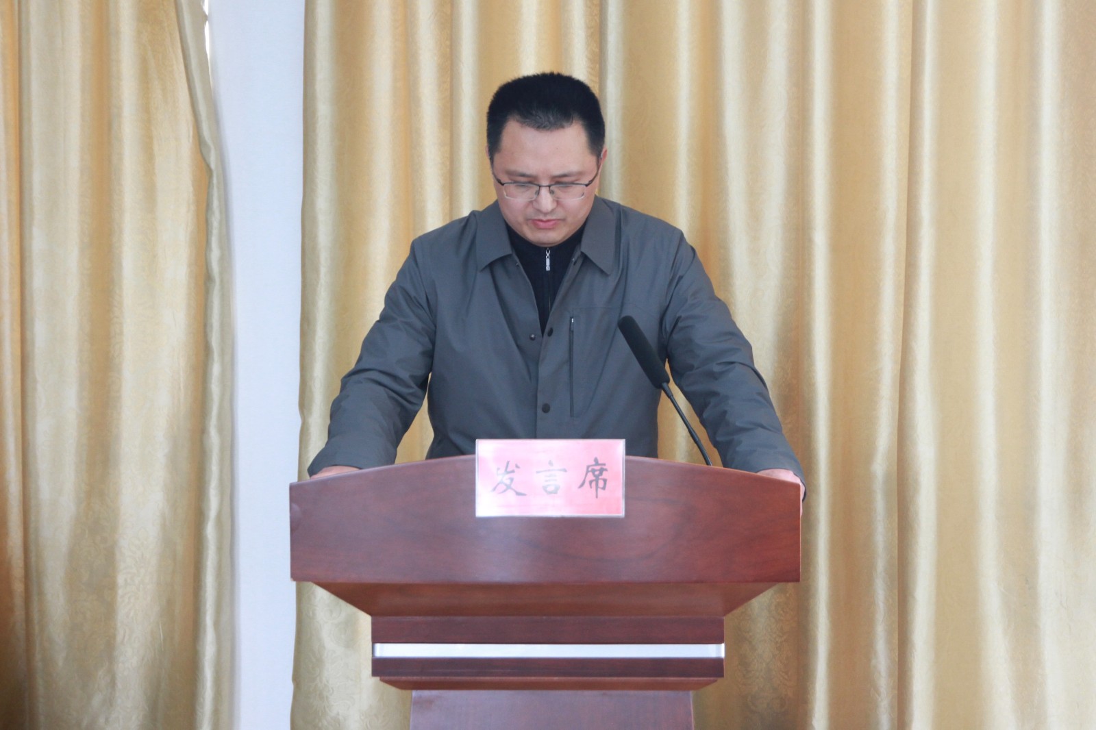 陈伦雨.jpg 陈伦雨.jpg